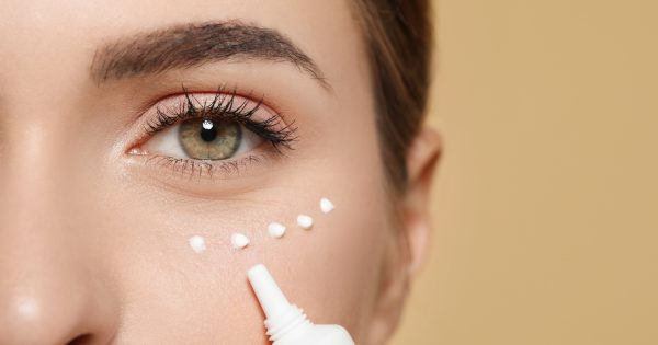 Dlaczego warto stosować krem pod oczy?